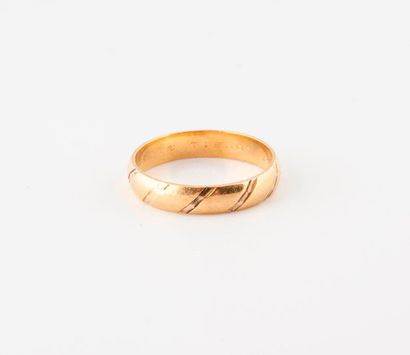 Wedding band in yellow gold (750) with a...