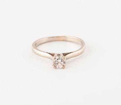 Solitaire ring in white gold (750) set with...