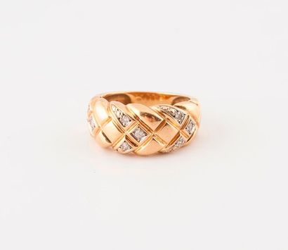 Yellow gold (750) ring with a quilted motif...