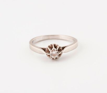 Solitaire ring in white gold (750) set with...