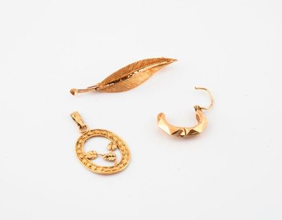 Yellow gold lot (750) comprising : 

- Leaf...