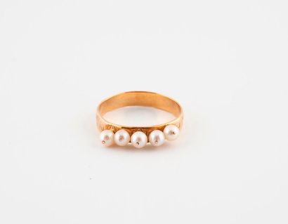 Yellow gold ring (750) with a line of white...