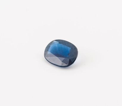 Faceted oval sapphire on paper. 

Weight:...