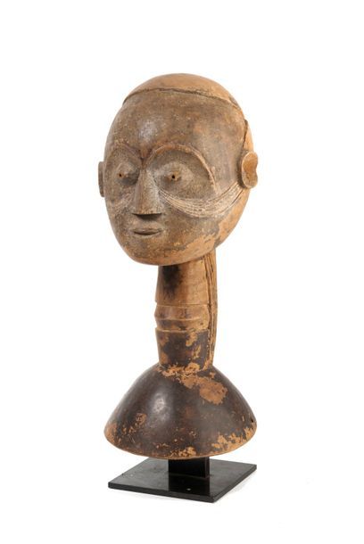 Nigeria, Idoma
Top of the crest.
Wood surmounted...