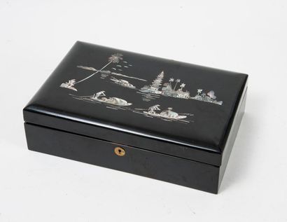 INDOCHINE
Coffret à bijoux.
En bois laqué...