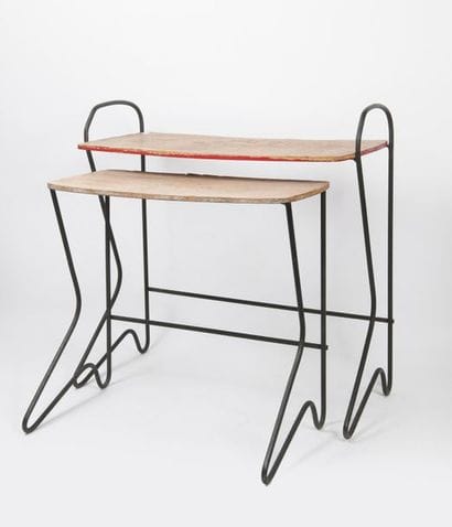 Deux tables gigognes à plateau en bois décapé...
