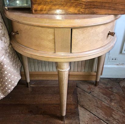 Paire de tables de chevet en demi-lune.
En...