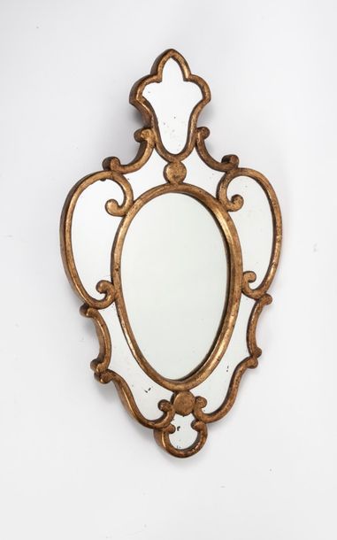 Miroir en écusson à pare-closes
En bois,...