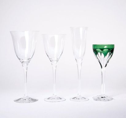 Partie de service de verres en cristal comprenant:
-Douze...