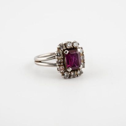 Bague en platine (850) ornée d'un rubis de...
