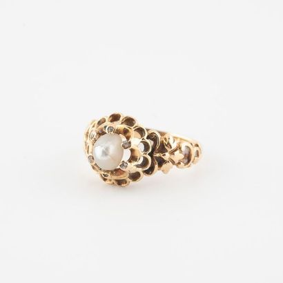 Bague en or jaune (750) ajouré centrée d'une...