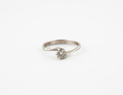 Bague solitaire en or gris (750) ornée d'un...