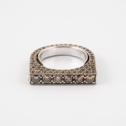 Bague en or gris (750), le plateau rectangulaire...