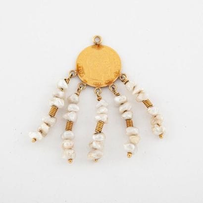 Pendentif en or jaune (750) retenant une...