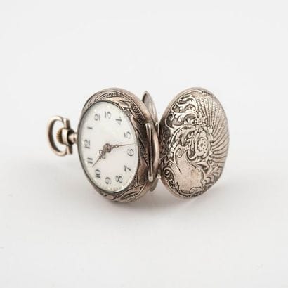 Montre de col en argent (min.800).
Couvercle...