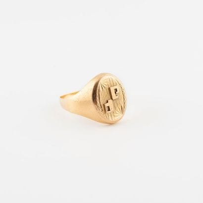 Bague chevalière en or jaune (750) chiffrée...