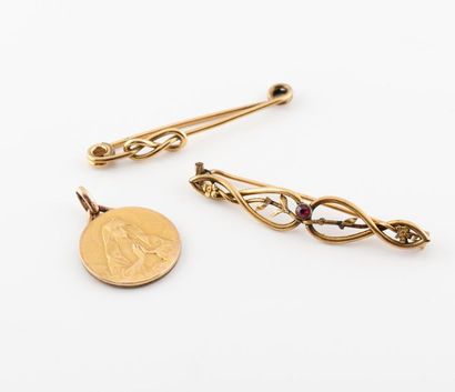 Lot comprenant une médaille et deux épingles...