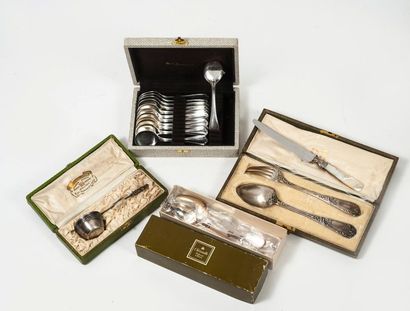Lot comprenant :
- Cuillère à thé en argent...