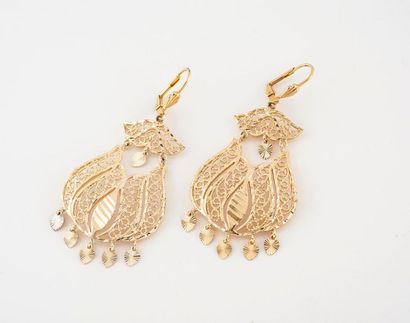 Paire de pendants d'oreilles en métal doré...