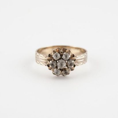 Bague fleur en or gris (750) ornée de pierres...