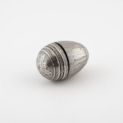 Petite boîte ovoïde en argent (800) à décor...