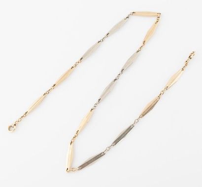 Collier en ors jaune et gris (750) à maillons...