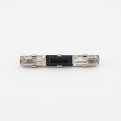 Petite broche ligne en argent (800) centrée...