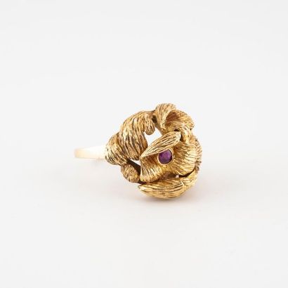 Bague boule en or jaune (750) ciselé à motif...