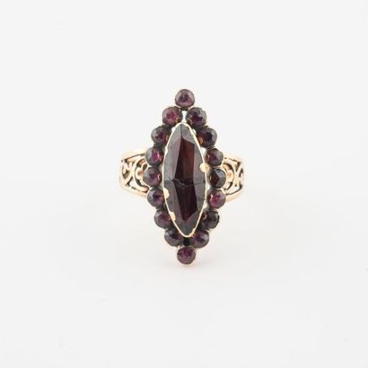 Bague marquise en or jaune (750) ornée d'un...