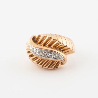 Bague en or jaune (750) et platine (850)...