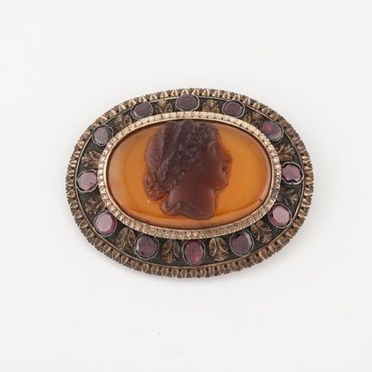 Broche de forme ovale en argent (800), centrée...