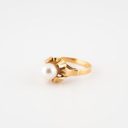Bague en or jaune (750) ornée d'une perle...