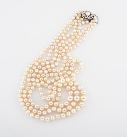 Collier formé de trois rangs de perles de...