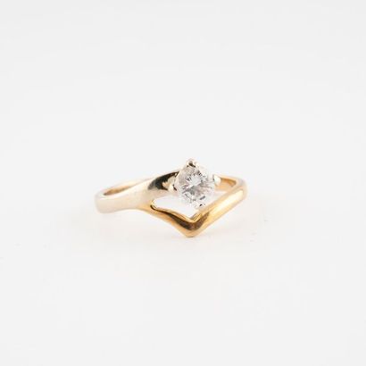 Bague solitaire en or jaune rhodié (585)...