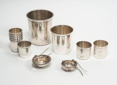 Deux gobelets à liqueur tronconiques en argent...