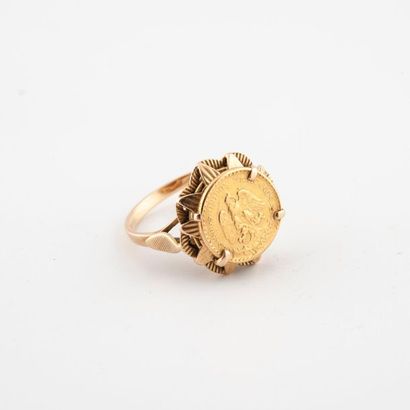 Bague en or jaune (750) retenant une pièce...