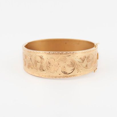 Bracelet manchette ouvrant en or jaune (750)...