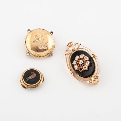 Deux broches en or (750) jaune :
- une circulaire...