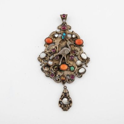 Pendentif en argent doré (800) à décor central...