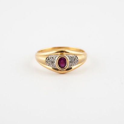 Bague jonc godronnée en or jaune (750) centrée...