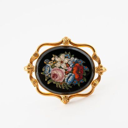 Broche en or jaune (750) retenant une plaque...