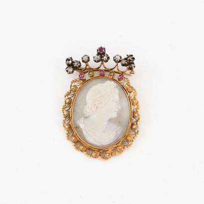 Broche médaillon en or jaune (750) et argent...