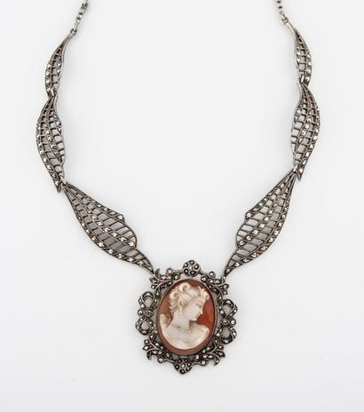 Collier en argent (800) formé de maillons...