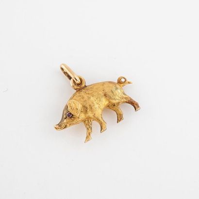 Pendentif cochon en or jaune (750) guilloché,...
