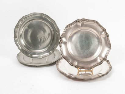 ERCUIS
Deux plats circulaires moulurés en...