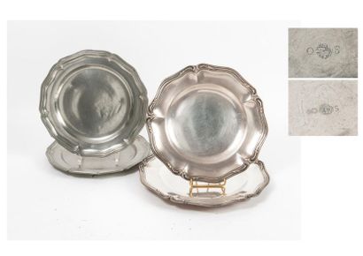 ERCUIS
Deux plats circulaires moulurés en...