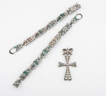 - Pendentif croix en métal orné de pierres...