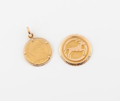 - Médaille en or jaune (750) retenant une...