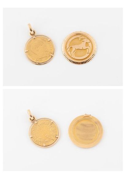 - Médaille en or jaune (750) retenant une...