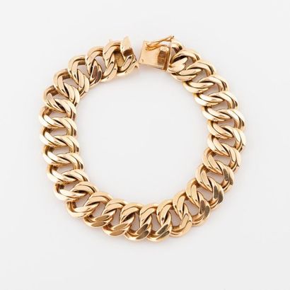 Bracelet en or jaune (750) à maille gourmette...